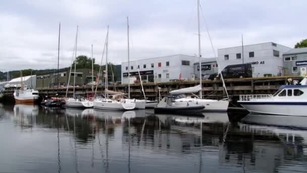 Vista para os barcos amarrados no porto de Trondheim, Noruega . — Vídeo de Stock