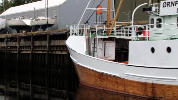 Zobacz do łodzi związany w porcie w Trondheim, Norwegia. — Wideo stockowe