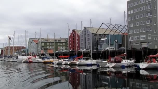 A város és a hajók holtversenyben a kikötő, Trondheim, Norvégia. — Stock videók