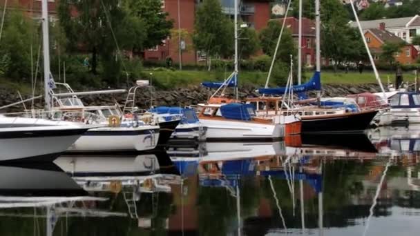 Vista a los barcos atados en el puerto de Trondheim, Noruega . — Vídeos de Stock