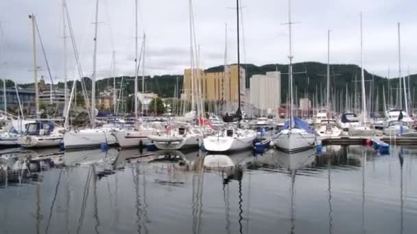 Vista a la ciudad y barcos atados en el puerto de Trondheim, Noruega . — Vídeo de stock