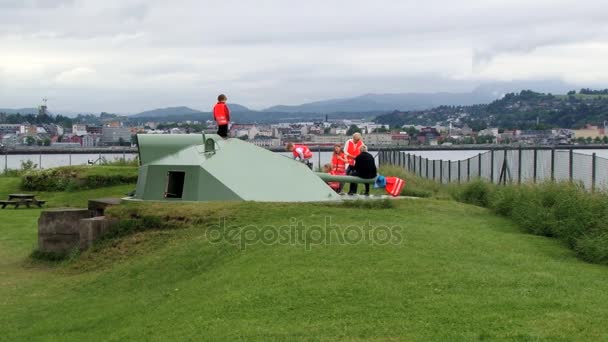 Grupo de crianças com uma peça de professor no canhão alemão WW2 na fortaleza da ilha Munkholmen em Trondheim, Noruega . — Vídeo de Stock