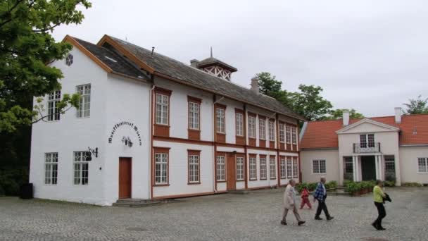 Les gens visitent le musée des instruments de musique à Trondheim, Norvège . — Video