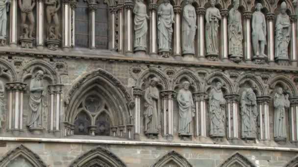 Exterior de la fachada de la catedral de Nidaros en Trondheim, Noruega . — Vídeo de stock