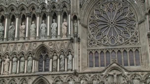 Extérieur de la façade de la cathédrale de Nidaros à Trondheim, Norvège . — Video