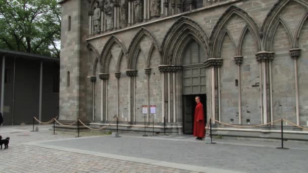 As pessoas saem da catedral de Nidaros em Trondheim, Noruega . — Vídeo de Stock