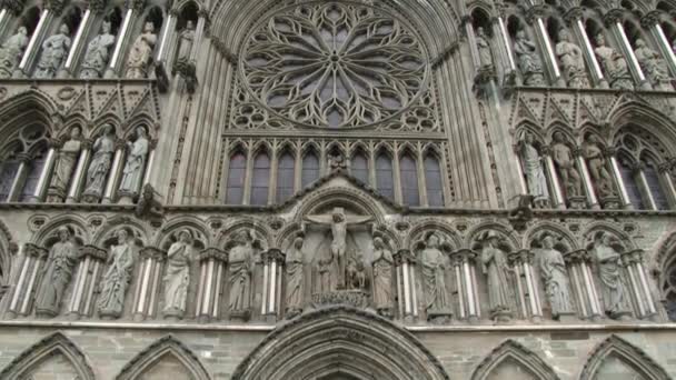 Extérieur de la façade de la cathédrale de Nidaros à Trondheim, Norvège . — Video