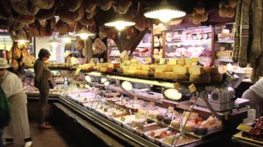 İnsanlar peynir Bologna, İtalya için bir dükkanda satın.