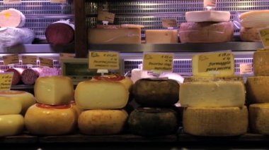 Bologna, İtalya için bir dükkanda yerel peynir için görüntüleyin.