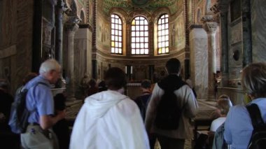 İnsanlar San Vitale Bazilikası ile 1500 yıl mozaik ve freskleri Ravenna, İtalya ziyaret.