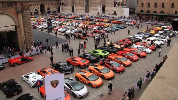 Blick auf den Platz mit in der Ausstellung geparkten Lamborghini-Autos während der Feierlichkeiten zum 50-jährigen Jubiläum von Lamborghini in Bologna, Italien. — Stockvideo