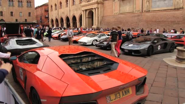 As pessoas visitam a exposição de carros Lamborghini durante a celebração do aniversário de 50 anos de Lamborghini na praça em Bolonha, Itália . — Vídeo de Stock