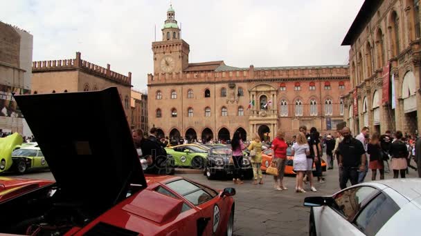 Люди посещают экспозицию автомобилей Lamborghini во время празднования 50-летия Lamborghini на площади в Болонье, Италия . — стоковое видео