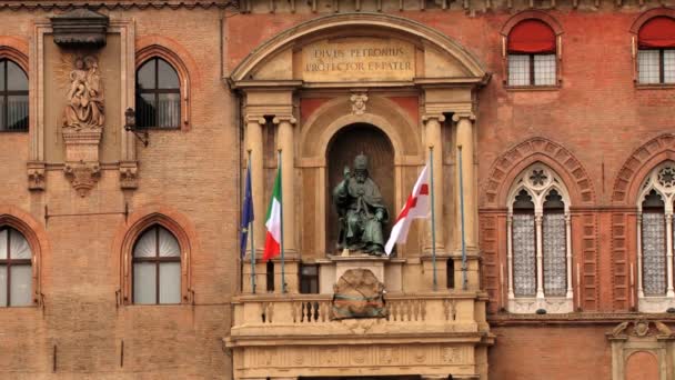 Utsidan av cityhall (Palazzo Communale) med påven Gregory Xiii staty på fasaden i Bologna, Italien. — Stockvideo