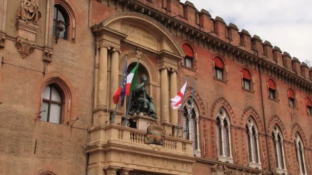 Utsidan av cityhall (Palazzo Communale) med påven Gregory Xiii staty på fasaden i Bologna, Italien. — Stockvideo