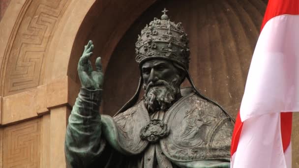 Detalle exterior de la estatua del Papa Gregorio XIII en la fachada del ayuntamiento (Palazzo Communale) en Piazza Maggiore con en Bolonia, Italia . — Vídeo de stock