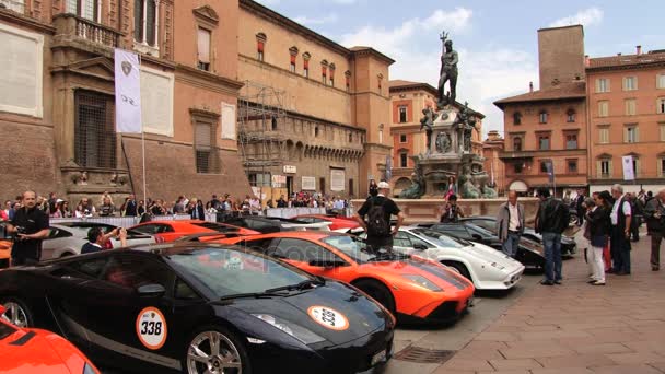 Ludzie odwiedzają ekspozycja samochodów Lamborghini, podczas obchodów 50-tej rocznicy rocznica Lamborghini na placu w Bolonii, Włochy. — Wideo stockowe