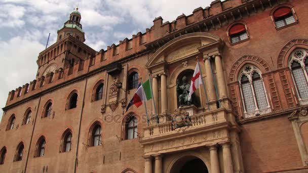 Utsidan av cityhall (Palazzo Communale) med påven Gregory Xiii staty på fasaden i Bologna, Italien. — Stockvideo