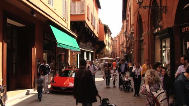 I turisti fanno foto di viaggio con la vettura sportiva Lamborghini nella trafficata strada pedonale di Bologna . — Video Stock