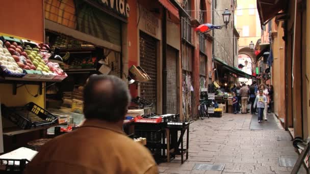 La gente camina por la antigua calle del mercado en Bolonia, Italia . — Vídeos de Stock