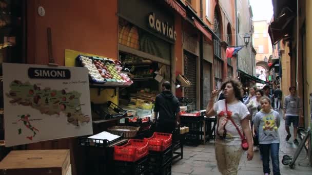 人们走过老市场街博洛尼亚，意大利. — 图库视频影像