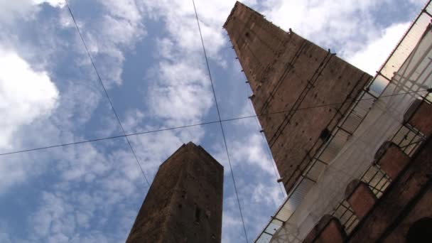 Bologna, İtalya için ünlü Asiinelli ve Garisenda kuleleri için görüntüleyin. — Stok video