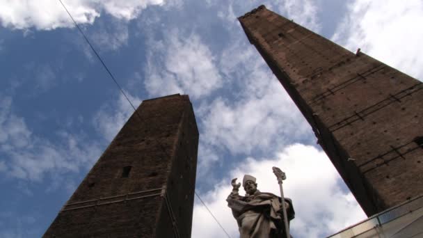 Nézd, a híres Asiinelli és az Garisenda torony, Bologna, Olaszország. — Stock videók