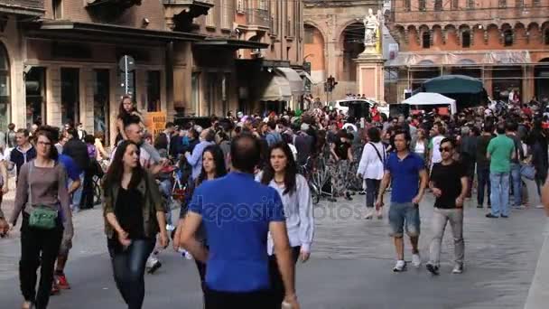 Lidé chodí na ulici města Bologna, Itálie. — Stock video