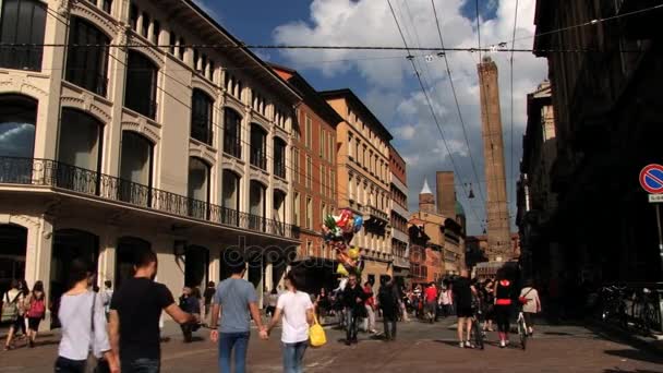 Människor går genom gatan av staden i Bologna, Italien. — Stockvideo