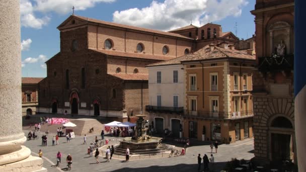 Faenza, İtalya şehrin merkezi kare kişi ziyaret. — Stok video