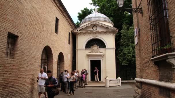 Mensen bezoeken de Dante's tombe, een neoklassieke structuur gebouwd door Camillo Morigia in 1780 in Ravenna, Italië. — Stockvideo