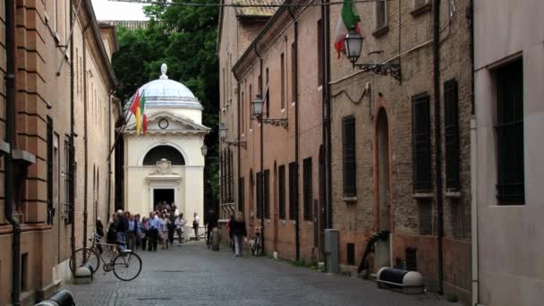 La gente visita la Tumba de Dante, una estructura neoclásica construida por Camillo Morigia en 1780 en Rávena, Italia . — Vídeos de Stock