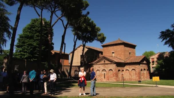 Les gens se tiennent devant le mausolée de Galla Placidia à Ravenne, Italie . — Video