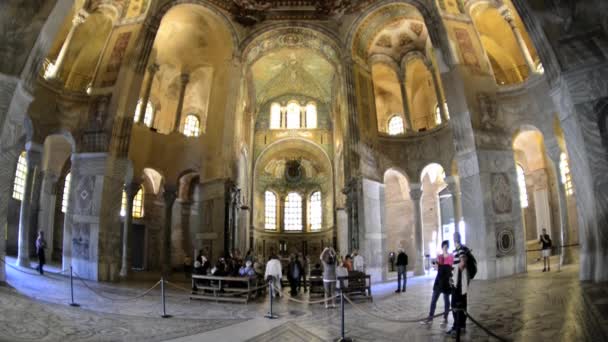 Les gens visitent la basilique San Vitale avec 1500 ans de mosaïques et de fresques à Ravenne, Italie . — Video