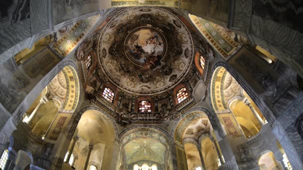 1500 년 모자이크와 벽화 라벤나, 이탈리아에서 산 Vitale 대성당을 방문 하는 사람들. — 비디오