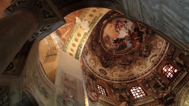 Inredningen i basilikan San Vitale med 1500 år mosaiker och fresker i Ravenna, Italien. — Stockvideo