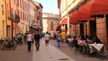 Yayalara Ravenna, İtalya tarafından insanlar yürümek.