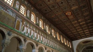 Ravenna, İtalya'da Sant Apollinare Nuovo Basilica benzersiz mozaik görüntülemek