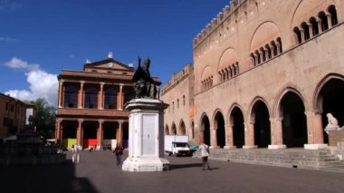 Rimini, İtalya Cavour Meydanı (Piazza Cavour) tarafından insanlar yürümek.