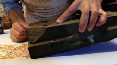 Adam geleneksel tahta oymabaskı baskı Tekstil Rimini, İtalya için üretir.