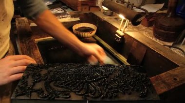 Adam geleneksel tahta oymabaskı baskı Tekstil Rimini, İtalya için üretir.