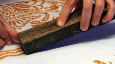 Adam geleneksel tahta oymabaskı baskı Tekstil Rimini, İtalya için üretir.