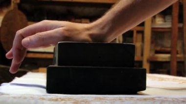 Adam geleneksel tahta oymabaskı baskı Tekstil Rimini, İtalya için üretir.