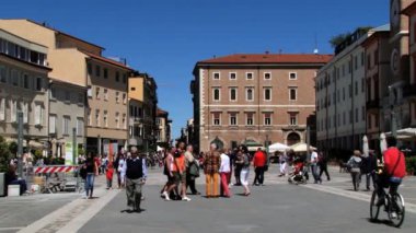 Yürüyüş insanlar ve sokak Rimini, İtalya tarafından bisiklet sürmek.
