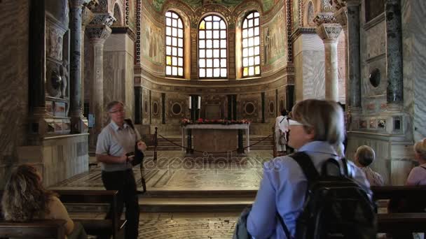 1500 년 모자이크와 벽화 라벤나, 이탈리아에서 산 Vitale 대성당을 방문 하는 사람들. — 비디오
