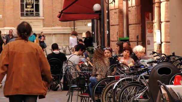 Люди відпочити в вуличних кафе в Равенні, Італія. — стокове відео