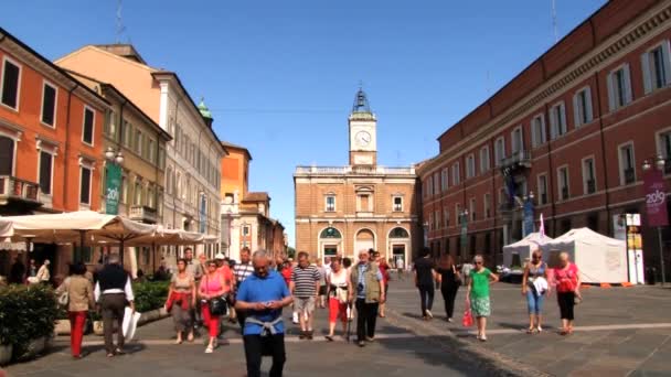 Люди идут по центральной площади в Равенне, Италия . — стоковое видео