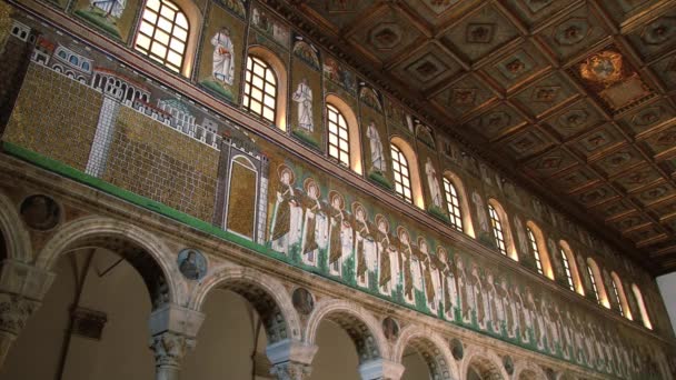 Pohled do jedinečné mozaiky v baziliky Sant Apollinare Nuovo v Ravenně, Itálie — Stock video