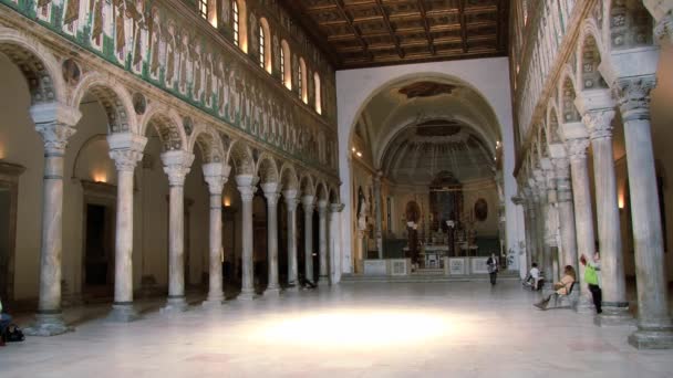 Folk besøker basilikaen Sant Apollinare Nuovo i Ravenna, Italia . – stockvideo