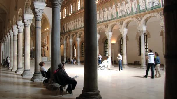 Orang-orang mengunjungi Basilika Sant Apollinare Nuovo di Ravenna, Italia . — Stok Video